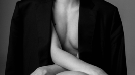 Modelka v saku s vizážou od Drahej Manželky