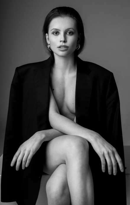 Modelka v saku s vizážou od Drahej Manželky