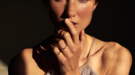 Modelka v slnečnom svetle s vizážou od Drahej Manželky