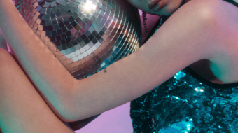 Modelka vo flitrovaných šatách s discoguľou, vizáž Drahá Manželka